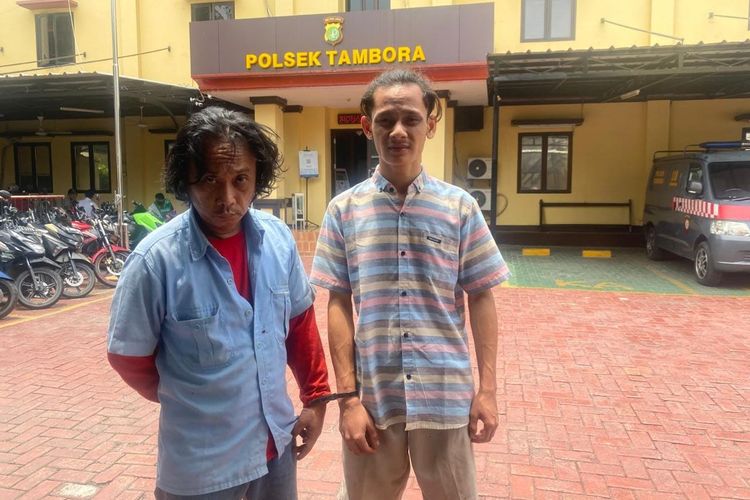 Dua terduga pelaku pemerasan di Pasar Buah Angke, Jakarta Barat, ditangkap polisi usai memalak sopir truk buah pada Kamis (3/11/2022) dini hari.