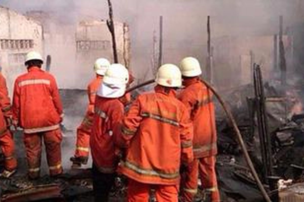 Petugas Suku Dinas Pemadam Kebakaran dan Penanggulangan Bencana Jakarta Timur, tengah memadamkan api. Kebakaran yang melanda 11 bangunan tersebut terjadi di RT 02 RW 03, Jatinegara Kaum, Pulogadung, Jakarta Timur, Sabtu pagi (25/8/2012).