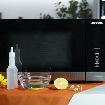 Beberapa bahan yang ada di dapur dapat digunakan untuk membersihkan microwave, misalnya cuka, sabun cuci piring, lemon, dan baking soda. 