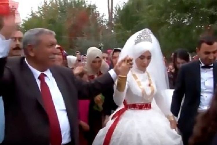 Mehmet Emin Gunes (kiri) bersama menantunya Busra Yavuz (tengah) dan putra bungsunya Osman (kanan) dalam pesta pernikahan Osman di Urfa, Turki. Osman merupakan satu dari 24 anak Gunes.