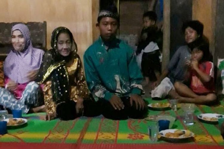 Pasangan nikah kontraversial antara Selamat Riyadi (16) menikahi nenek lanjut usia bernama Rohaya binti Kiagus Muhammad Jakfar (67) di Desa Karangendah Kecamatan Lengkiti Kabupaten OKU.
