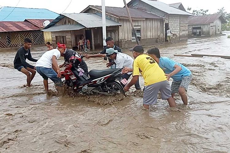 Hujan deras menyebabkan banjir menerjang dusun Laala, desa Loki, kecamatan Huamual, kabupaten Seram Bagian Barat, Maluku, Kamis (9/2/2023). Akibat musibah itu ratusan rumah warga rusak lima diantaranya hanyut