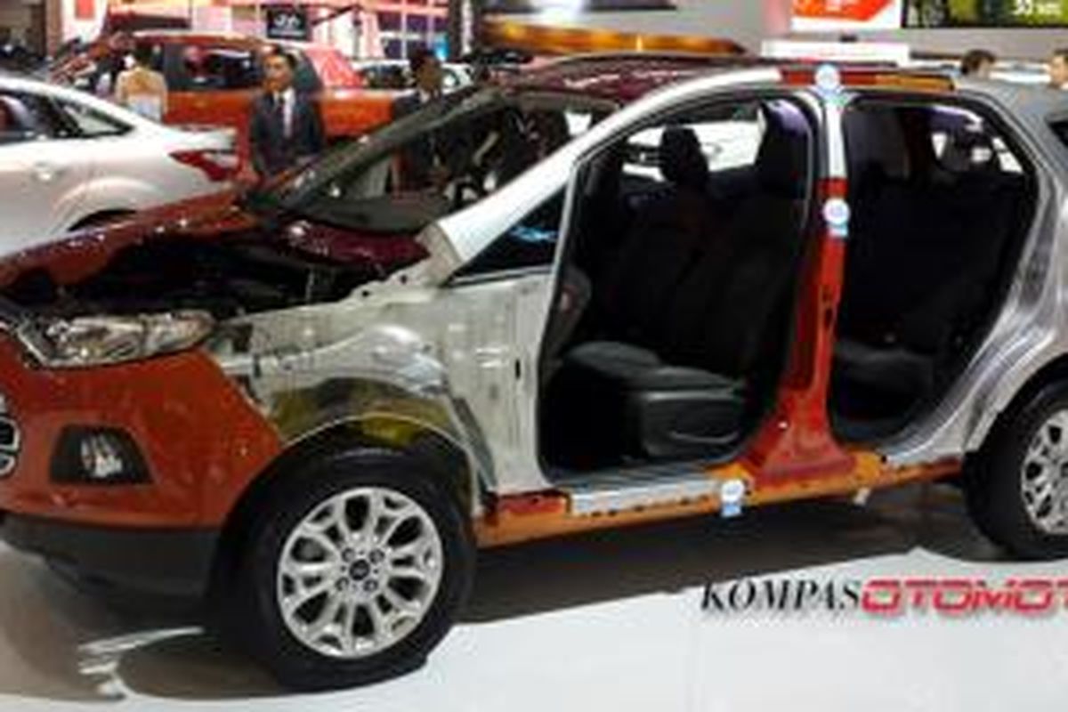 Ford membelah Ecosport sedemikian rupa agar terlihat struktur baja di dalamnya.