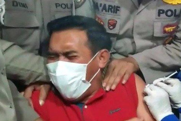 Tangkapan layar video Kasat Resnarkoba Polres Lumajang AKP Ernowo ketakutan saat akan disuntik vaksin Covid-19, Rabu (10/3/2021). 