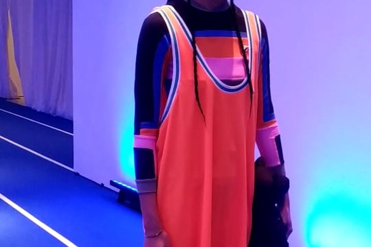 Model mengenakan kreasi yang terinspirasi dari jersey basket di tahun 1964, pada pameran koleksi Spring/Summer 2020 Onitsuka Tiger, di Luxe Art Museum, Singapura, 4 Desember 2019 lalu.