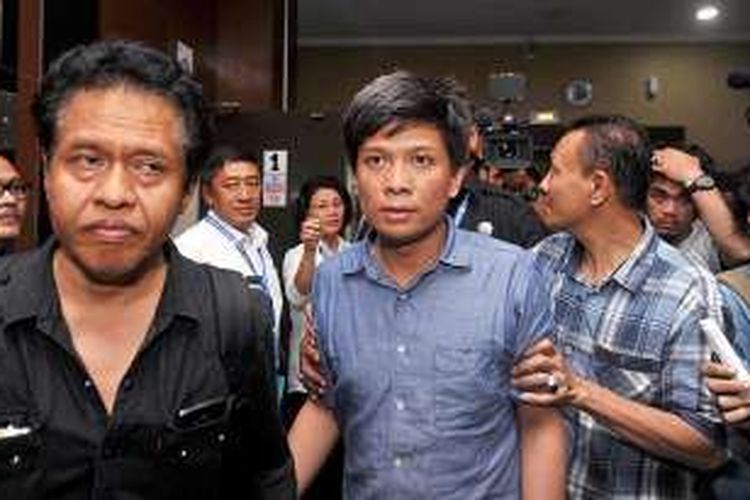 Petugas dari Badan Narkotkan Nasional (BNN) menggelandang Bupati Ogan Ilir Sumatera Selatan Ahmad Wazir Noviadi (tengah) ke Gedung BNN, Cawang, Jakarta Timur, Senin (14/3/2016). Ahmad Wazir Noviandi ditangkap tim BNN di rumahnya di Ogan Ilir Minggu (13/3), karena mengonsumsi narkotika jenis sabu.