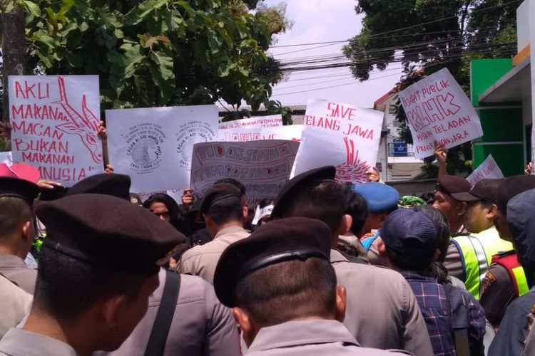 Seratusan aktivis lingkungan yang tergabung dalam Aliansi Cagar Alam Jawa Barat mendatangi kantor Balai Besar Konservasi Sumber Daya Alam (BBKSDA) Jabar, Kamis (14/2/2019). 