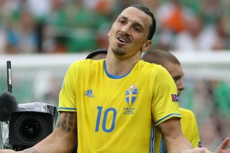 Ekspresi yang ditunjukkan penyerang Swedia, Zlatan Ibrahimovic, saat melakoni laga Piala Eropa 2016 kontra Republik Irlandia, di Saint-Denis, Senin (13/6/2016).