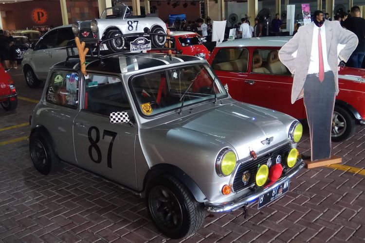 Mini Cooper yang telah dimodifikasi berwarna silver dalam acara Indonesia 1st Mini Day yang digelar di MaxxBox Lippo Karawaci, Tangerang, Banten, pada Sabtu (9/12/2017).