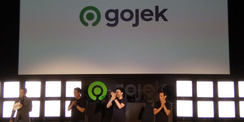 Founder dan CEO Gojek Global Nadiem Makarim, Co-Founder Gojek Kevin Aluwi, dan Presiden Gojek Group Andre Sulistyo saat peresmian logo baru Gojek di Jakarta, Senin (22/7/2019).