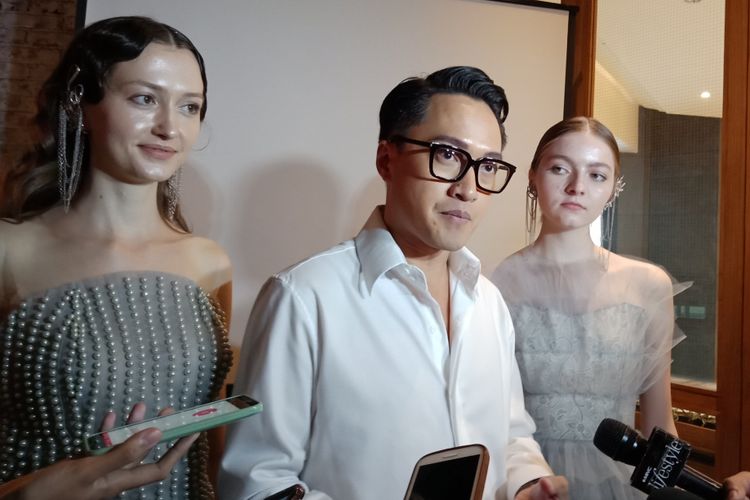 Desainer Barli Asmara saat menjelaskan dua dari 20 koleksi busana yang akan dipertunjukannya pada Plaza Indonesia Fashion Week (PIFW) 2018.