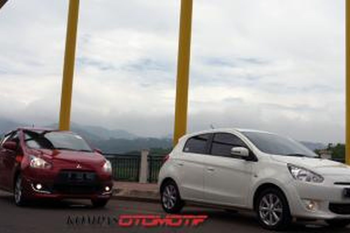 Mitsubishi Mirage Sport (merah) dan GLS.