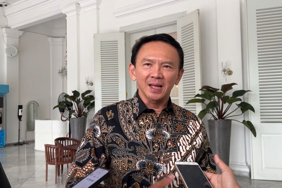 Mantan Gubernur Jakarta Basuki Tjahja Purnama (Ahok) mendatangi Balai Kota Jakarta pada Rabu (21/5/2025).