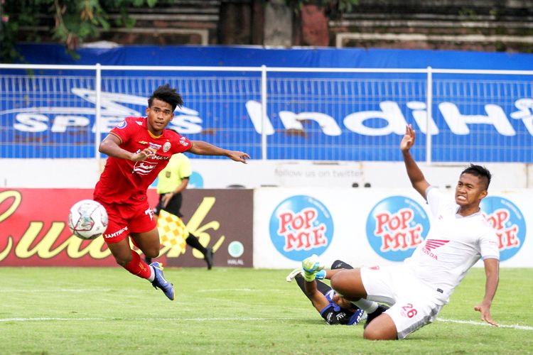 Pemain Persija Jakarta Irfan Jauhari mengontrol bola saat pertandingan pekan 32 Liga 1 2021-2022 melawan PSM Makassar yang berakhir dengan skor 1-3 di Stadion I Gusti Ngurah Rai Denpasar, Senin (21/3/2022) sore.