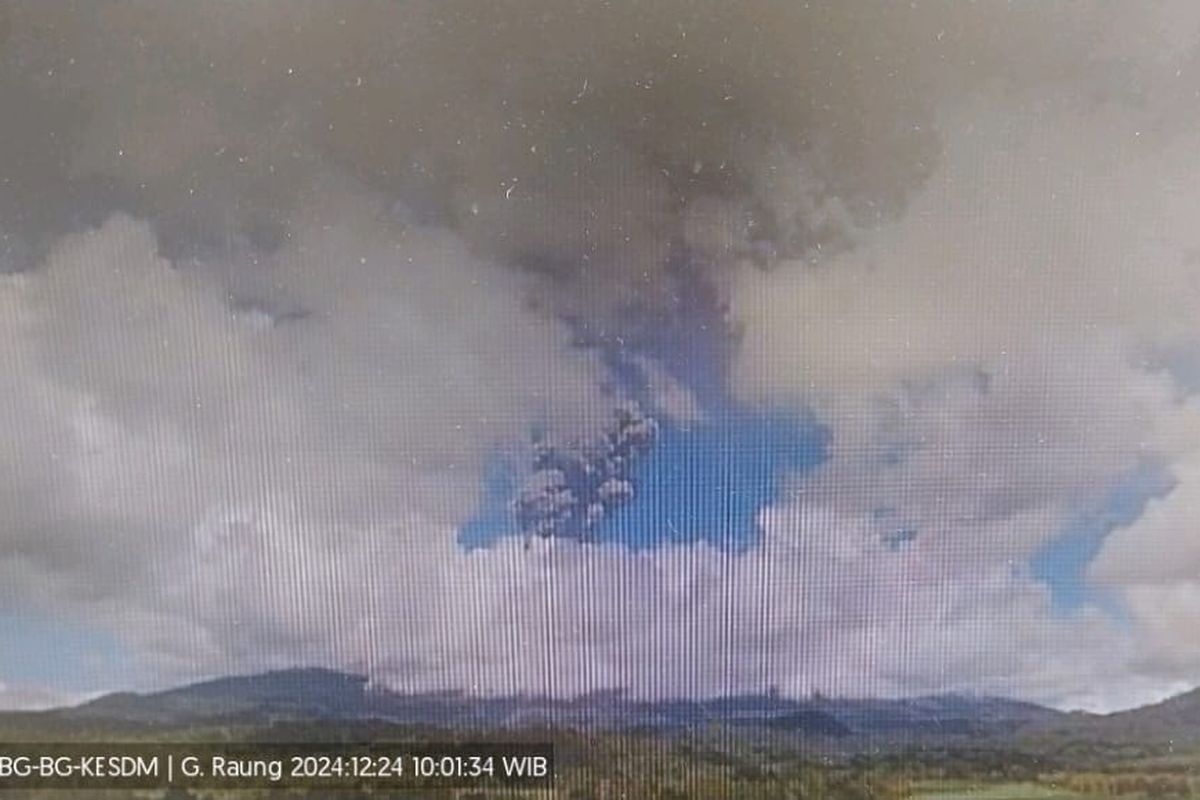 Abu vulkanik membumbung dari Gunung Api Raung berdasarkan pantauan PPGA, Selasa (24/12/2024)