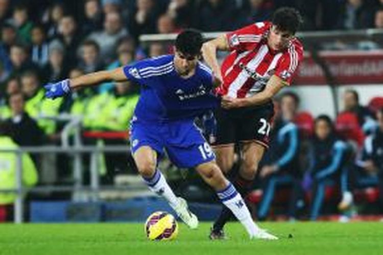 Striker Chelsea, Diego Costa (kiri) saat berusaha mengamankan bola dari kejaran pemain Sunderland, Santiago Vergini, pada lanjutan Premier League di Stadium of Light, Sabtu (29/11/2014). 