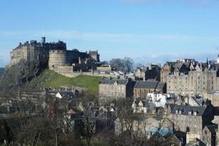 Kastil Edinburgh diperkirakan sudah berdiri sejak abad ke-12. Namun, permukiman manusia di wilayah itu diduga sudah berdiri sejak abad ke-2 yang menunjukkan betapa tuanya peradaban Skotlandia.