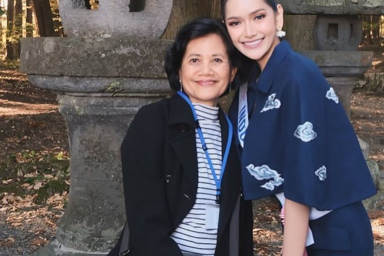 Melliza Xaviera tampil anggun di Jepang dengan batik Megamendung dan tas peta Indonesia, paduan elegan yang tunjukkan identitasnya di Negeri Sakura.