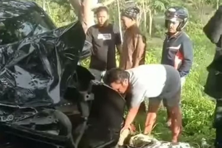 Dua mahasiswi tewas usai sepeda motor yang dikendarainya bertabrakan dengan minibus di jalur trans Sulawesi, Kabupaten Jeneponto, Sulawesi Selatan. Senin, (12/2/2024).