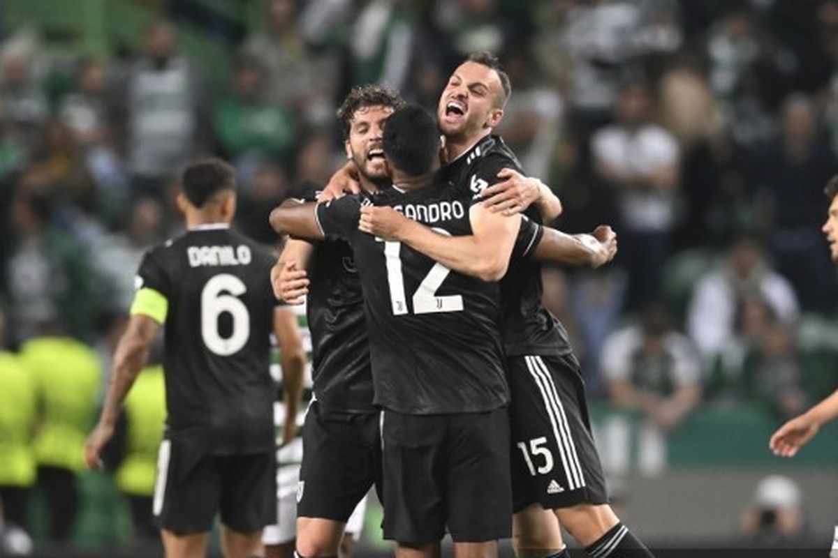 Bek Juventus, Federico Gatti, berselebrasi bersama rekan setimnya setelah pertandingan Sporting CP vs Juventus dalam leg kedua perempat final Liga Eurpa 2022-2023 di Stadion Jose Alvalade pada 20 April 2023.
