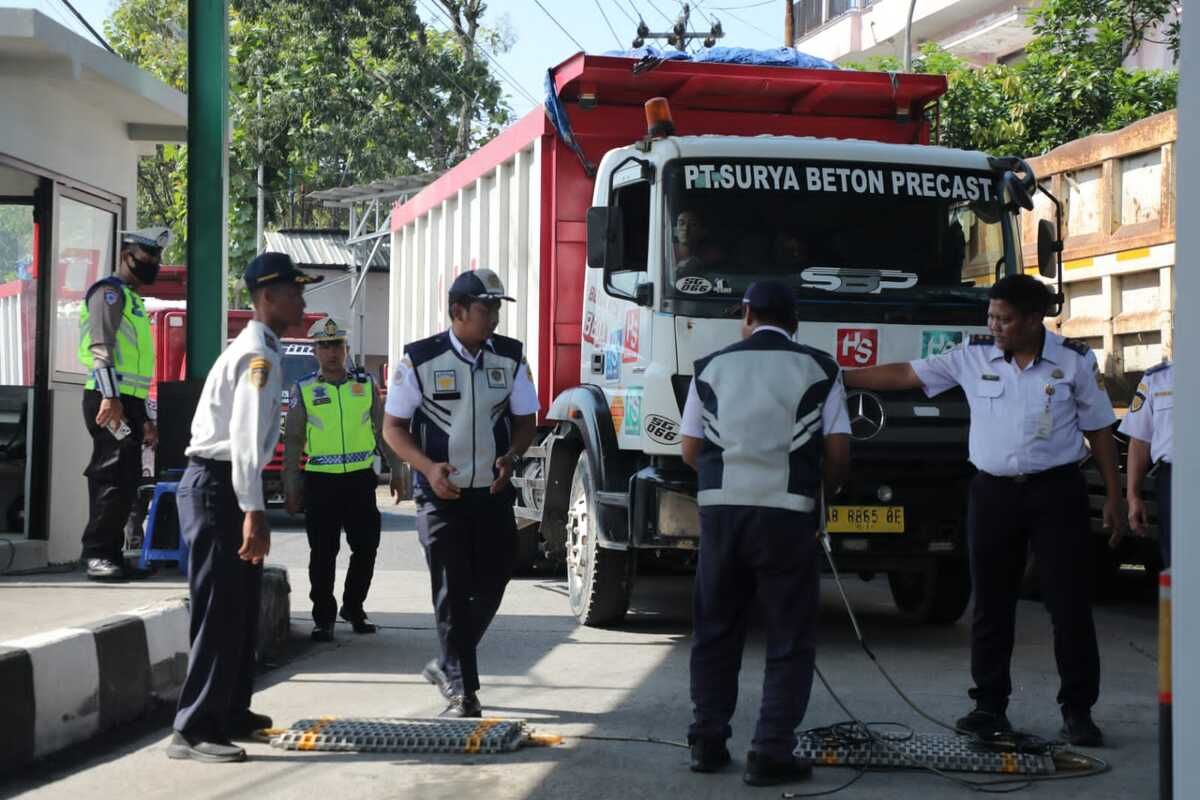 Dinas Perhubungan Provinsi Jawa Tengah bersama dinas perhubungan setempat, kepolisian, TNI, Polri dan instansi terkait, melakukan razia kendaraan muatan Over Dimension Over Loading (ODOL) di Magelang, Kamis (15/5/2025).
