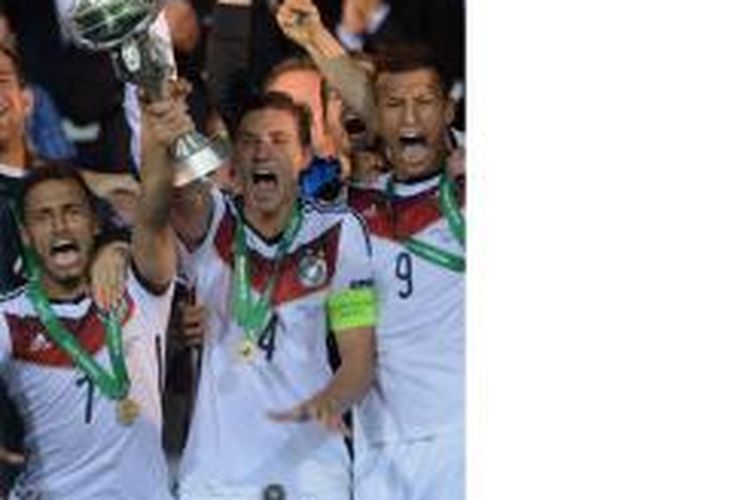 Pemain Jerman U-19 (kiri ke kanan): gelandang Hany Mukhtar, kapten Niklas Stark dan penyerang Davie Selke merayakan kesuksesan mereka dengan mengangkat trofi setelah mengalahkan Portugal di final Piala Eropa U-19 di Szusza Ferenc di Budapest pada 31 Juli 2014.