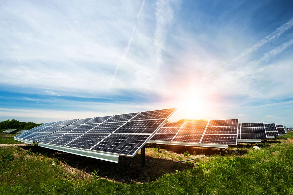 Ilustrasi panel surya, pembangkit listrik tenaga surya (PLTS).