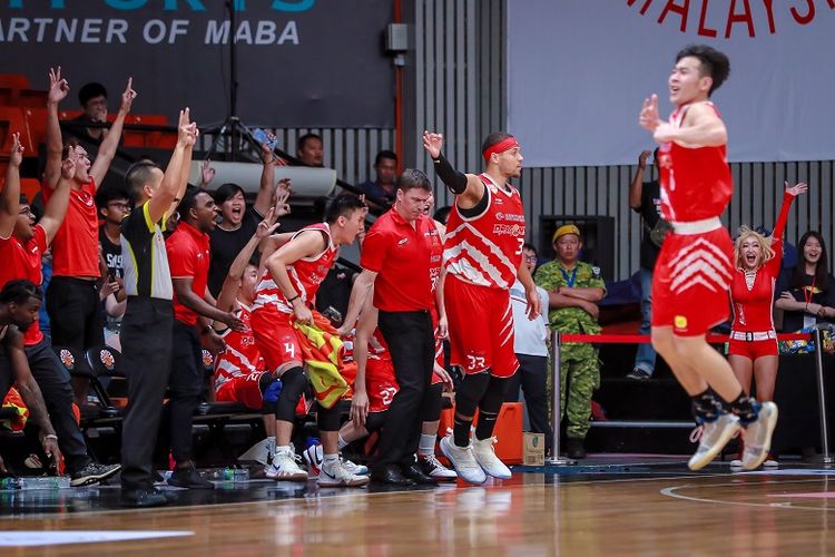 Pemain Westports Malaysia Dragons merayakan kemenangan atas BTN CLS Knight Indonesia pada pertemuan ketiganya yang berlangsung tadi malam, di Maba Stadium, Kuala Lumpur, Malaysia, Kamis (14/2/2019)