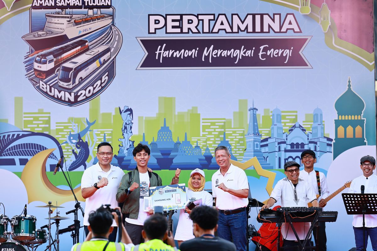 Direktur Utama PT Pertamina (Persero) Simon Aloysius Mantiri dalam acara pemberangkatan 121 bus diberangkatkan peserta Mudik Gratis Pertamina 2025 dari Taman Mini Indonesia Indah (TMII) jakarta, ke 23 daerah tujuan, Selasa (25/3/2025).