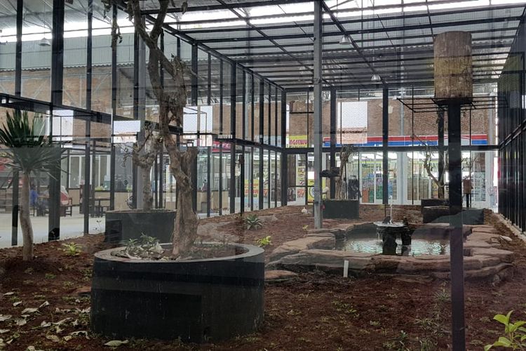 Taman atau kebun binatan mini yang ada di dalam bangunan utama rest area Banjaratma, Brebes.