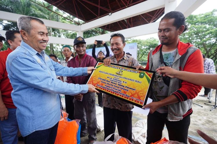 Gubernur Syamsuar menyerahkan penghargaan beserta bantuan kepada 10 nelayan teraktif dalam aksi pengumpulan sampah Aksi Gerakan Nasional Bulan Cinta Laut (Gernas BCL), Sabtu (12/8/2023).
