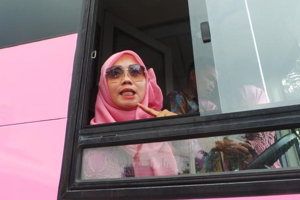 Pengemudi transjakarta pinky, Dahlia. Dahlia mengendarai bus transjakarta khusus perempuan. 