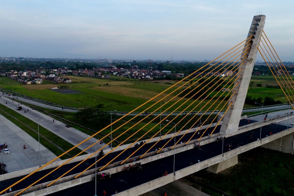 Suasana jembatan Klodran di Tol Solo-Ngawi-Kertosono di Ngawi, Jawa Timur, Sabtu (17/6/2017). Tujuh hari jelang Lebaran atau Senin, (19/6/2017) mulai pukul 06.00 WIB, pemudik bisa menggunakan Tol Solo-Kertosono menuju arah timur.