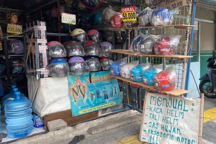 Cara Toko Helm Pinggir Jalan di Jakbar Bertahan di Era Belanja Online