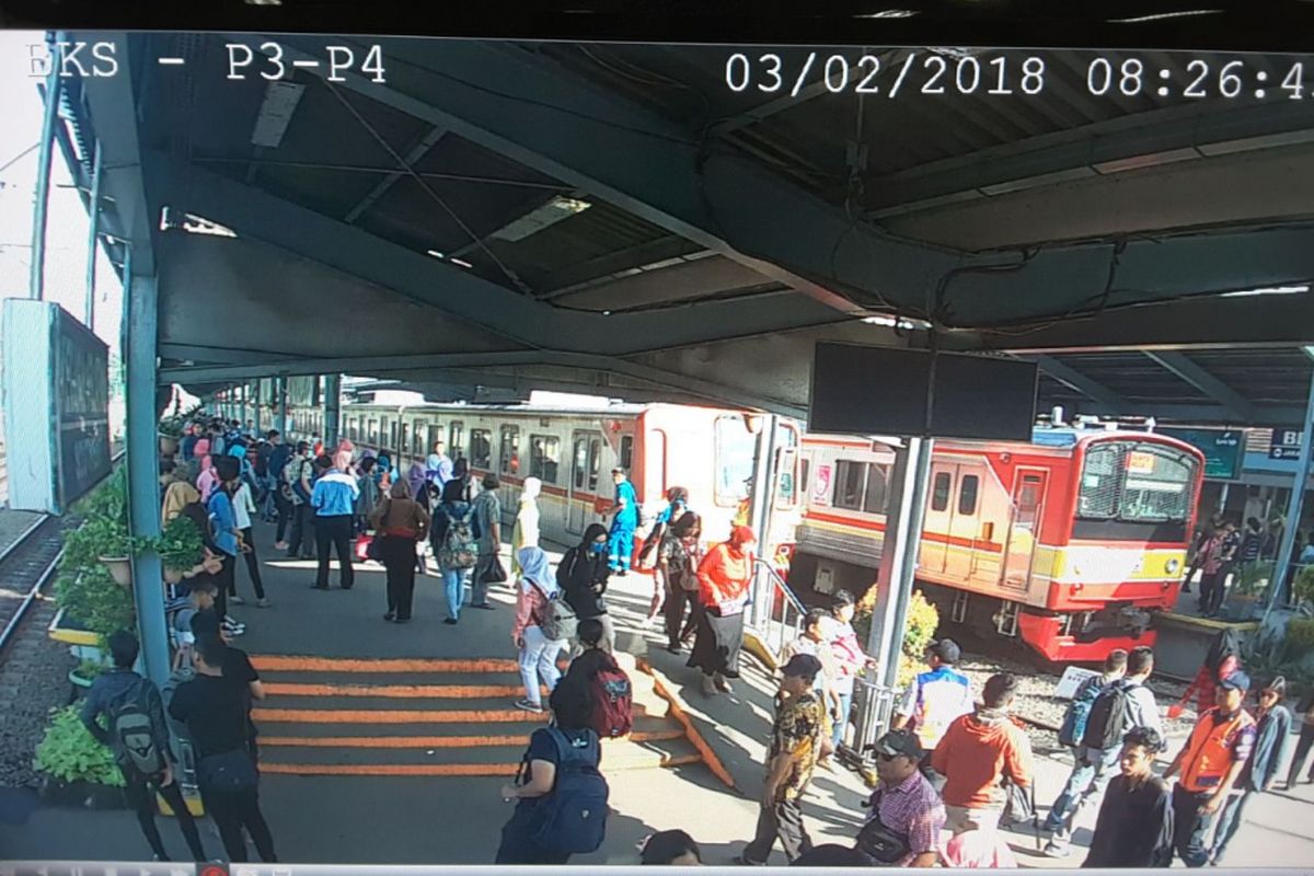 Kondisi Stasiun Bekasi dari pantauan CCTV, Jumat (2/3/2018), pukul 08.26 WIB. Pagi ini kondisi stasiun sempat padat karena sebuah kereta mengalami masalah kelistrikan. 