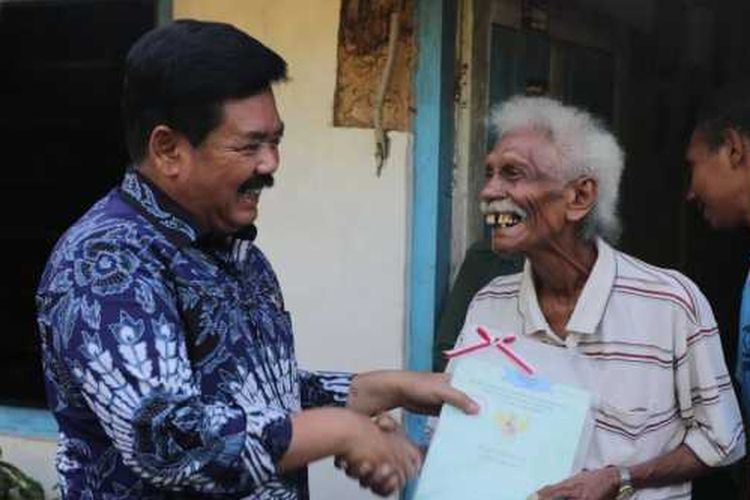 Menteri Agraria dan Tata Ruang/Kepala Badan Pertanahan Nasional (ATR/BPN), Hadi Tjahjanto menyerahkan sertipikat hasil program Pendaftaran Tanah Sistematis Lengkap (PTSL) di Kelurahan Naimata, Kota Kupang, pada Jumat (15/09/2023). Sebanyak 10 sertipikat ia serahkan secara langsung ke rumah-rumah warga penerima. Satu di antaranya ialah warga asli Kelurahan Naimata yang hari ini memperoleh jaminan hak atas tanah yang sudah ia tempati selama 55 tahun.