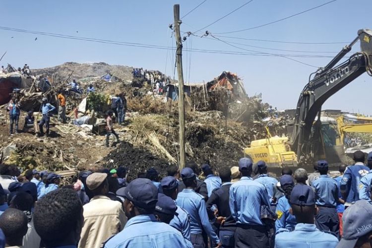 Polisi Ethiopia, Minggu (12/3/2017), mengamankan daerah sekitar gunung sampah di pinggiran Addis Ababa, ibu kota negara itu, setelah longsor pada Sabtu (11/3/2017). 