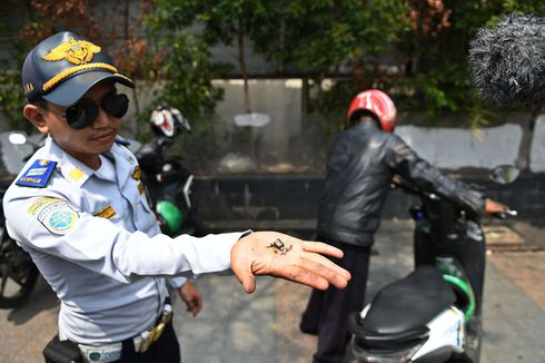 Petugas Dishub Cabut Pentil Ban Motor yang Diparkir Liar di Kejari Jakbar