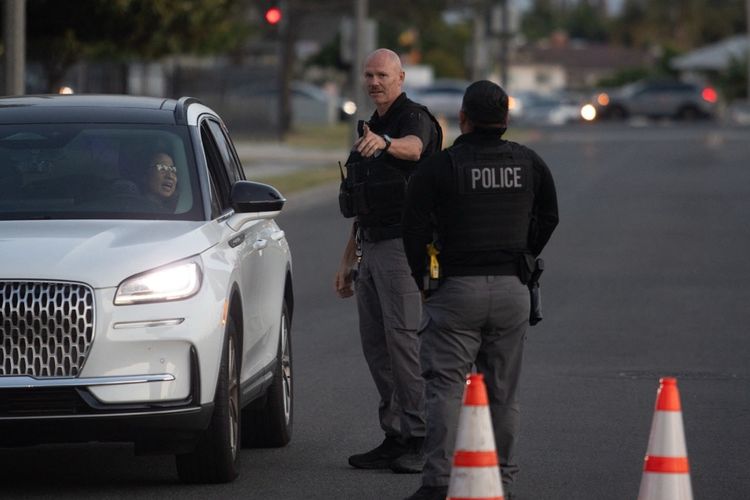 Polisi Garden Grove mengarahkan para pengungsi menuju tempat penampungan setelah kebocoran bahan kimia dari tangki penyimpanan besar mengancam warga di Garden Grove, California pada 22 Mei 2026.