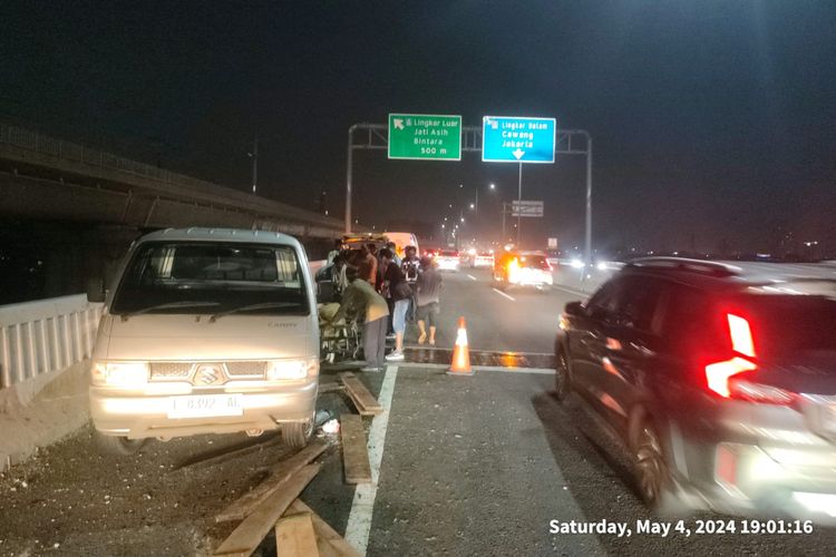 Sebuah mobil muatan kambing mengalami kecelakaan di Tol MBZ arah Jakarta pada hari Sabtu (4/5/2024) malam.