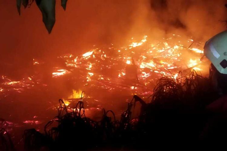 Kandang ayam broiler di Bandung Barat ludes terbakar, Selasa (24/5/2022) malam.
