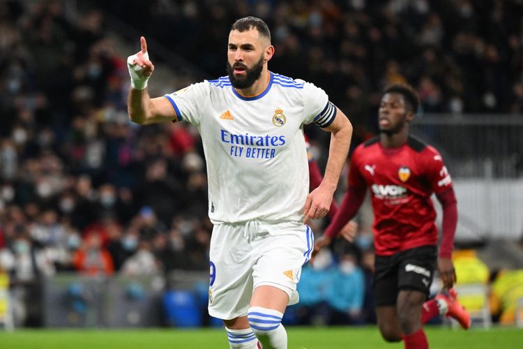 Penyerang Real Madrid Karim Benzema merayakan gol penaltinya ke gawang Valencia pada laga pekan ke-20 Liga Spanyol 2021-2022 di Stadion Santiago Bernabeu, Minggu (9/1/2022) dini hari WIB. Benzema pun akan jadi pilihan utama lawan Barcelona dalam semifinal Piala Super Spanyol di Arab Saudi, Rabu (12/1/2022).