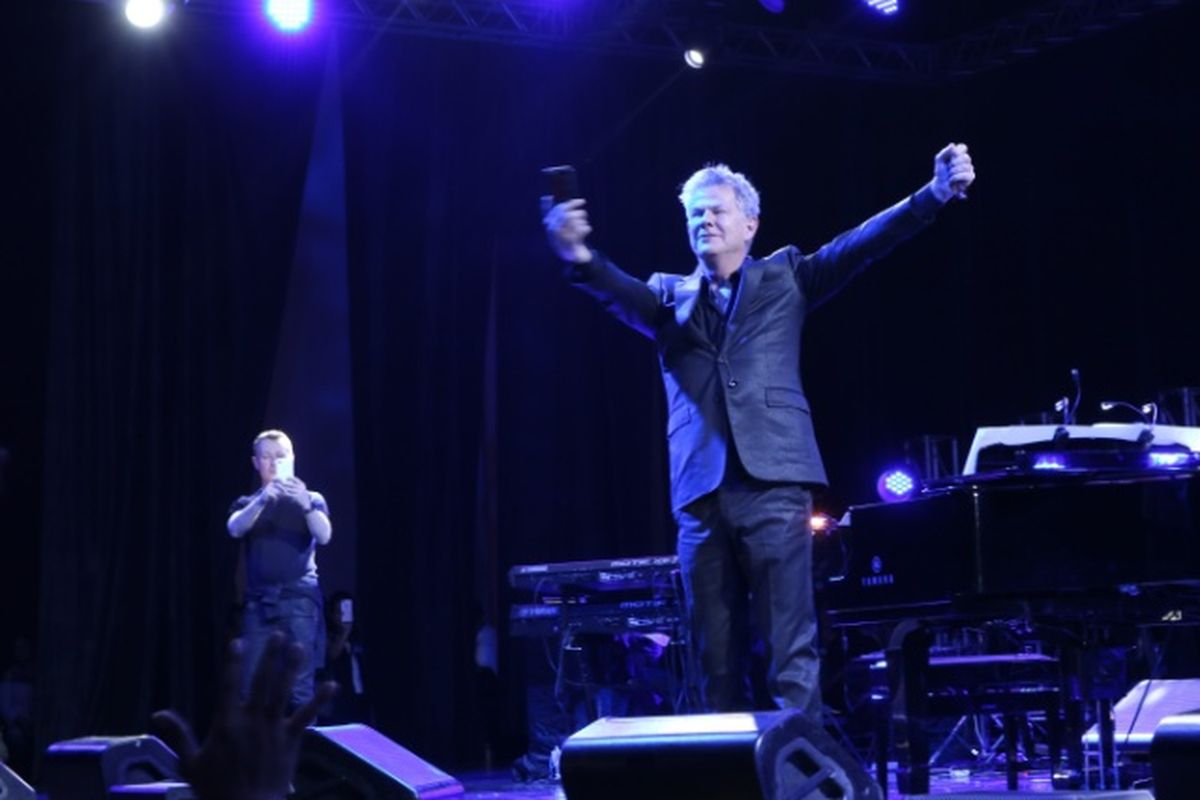 Musisi dunia David Foster mengabadikan 4.000 penggemarnya melalui Instagram Live di sela pertunjukan Hitman David Foster and Friends Live in Concert di Grand Pacific Hall, Yogyakarta, Kamis (6/4/2017) malam. 