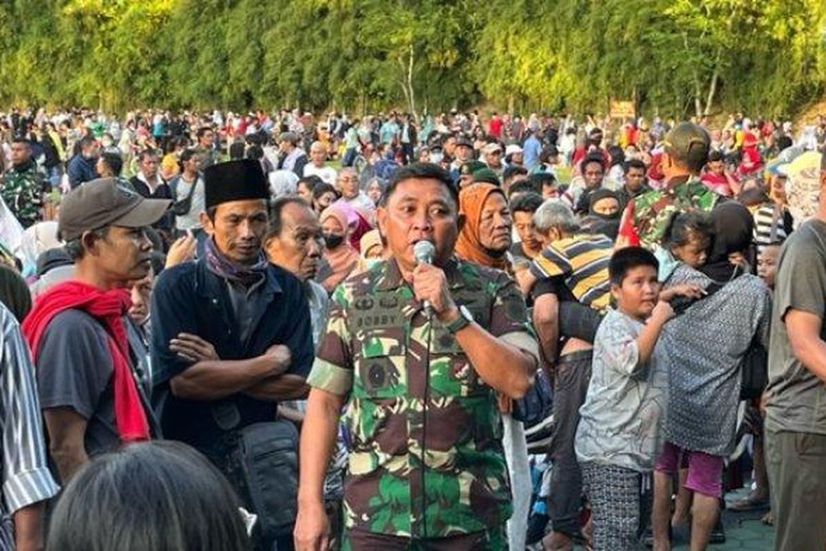 Pangdivif Kostrad, Mayjem TNI Bobby Rinal Makmun (tengah), saat mengumumkan Ibu Ida Dayak tidak jadi membuka praktik pengobatan, Senin (3/4/2023). 