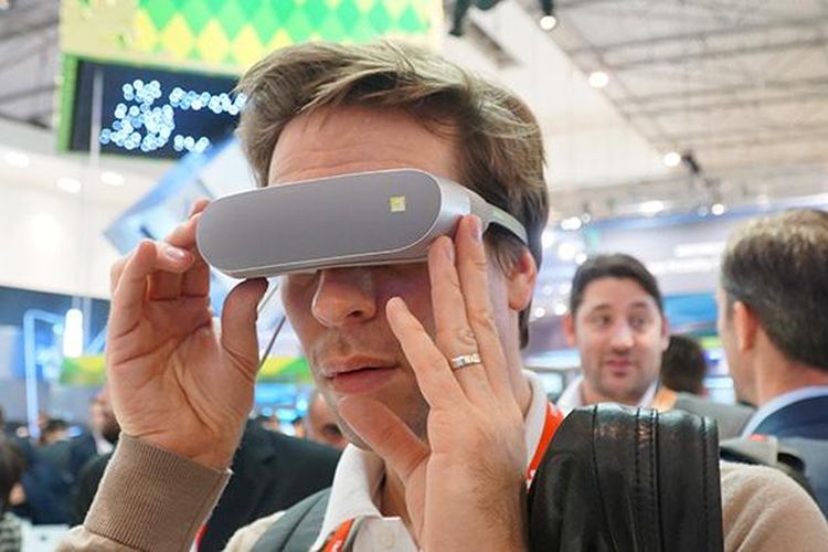 Pengunjung mencoba kacamata VR LG G5 di arena MWC 2016