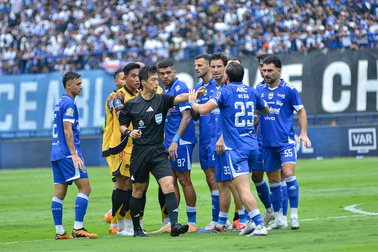 Duel panas Persib Bandung vs Persija Jakarta tersaji, ketegangan di sepanjang laga yang berlangsung pada Minggu (11/1/2026) di Stadion Gelora Bandung Lautan Api (GBLA). 