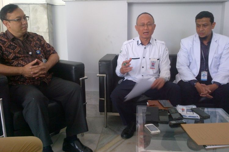 Tim dokter dari RSHS Bandung saat memberi penjelasan seputar penyakit Osteogenesis Imperfecta yang dialami bocah Fahri, Kamis (13/4/2017)