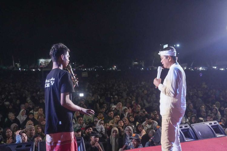 Calon Gubernur Jawa Barat Partai Gerindra, Dedi Mulyadi, bertemu masyarakat Kabupaten Tasikmalaya, Jawa Barat, di Alun-alun Manonjaya, Rabu (14/8/2024) malam.