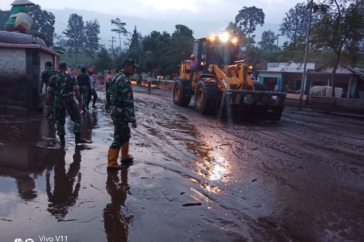 Alat besar didatangkan di kawasan terdampak banjir bandang Bondowoso untuk melakukan pembersihan