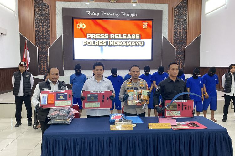Polres Indramayu saat konferensi pers ungkap kasus Curanmor dan Begal di wilayah hukumnya di Mapolres Indramayu, Jawa Barat, Senin (13/10/2025)